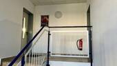 Treppenhaus und Büroeingang - 