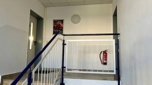 Treppenhaus und Büroeingang - 