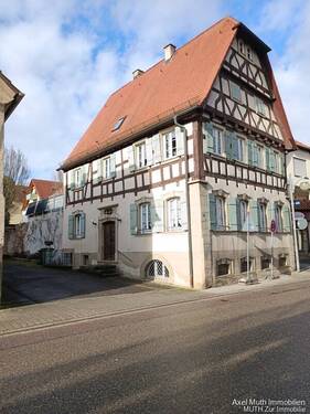 Ansicht Eingang - Gemütlich und charmant Wohnen im Fachwerkhaus. Mitten im Ort, aber mit Garten und Garagen.