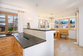 Offene Küche mit Theke und Ausblick - 