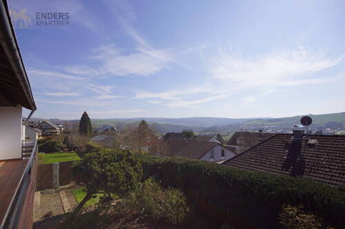 1 - Freistehendes Ein-Zweifamilienhaus mit traumhaftem Ausblick und großem Platzangebot