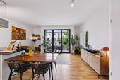 Wohn-/Essbereich - Bezugsfreie 3-Zimmer-Neubauwohnung im Niedrigenergiehaus mit Loggia & hochwertiger Ausstattung