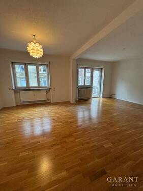 Wohnzimmer - Mehrfamilienhaus, Wohnhaus mit 490,00 m² in Stuttgart zum Kaufen