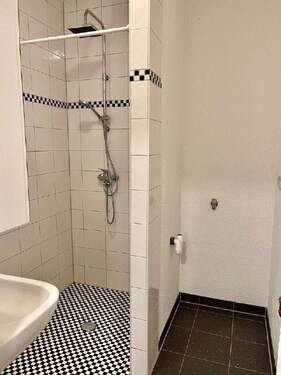 und ebenerdiger Dushe - 