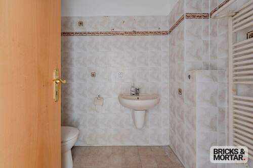 Bad mit Handtuchheizkörper, Dusche und WM-Anschluss - 1 Zimmer Etagenwohnung in Berlin