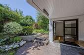 Zugang zum privaten Garten - 3 Zimmer Split-Level Gartenwohnung mit Hobbyraum + Sauna und Tiefgaragenstellplatz in ruhiger Lage