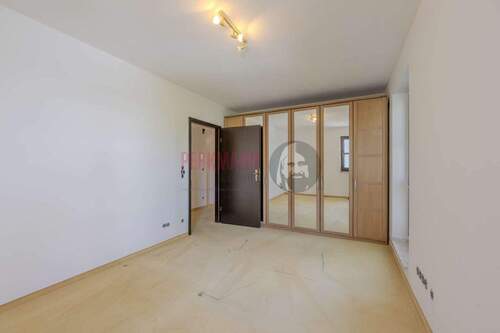 Schlafzimmer mit Einbauschrank - 