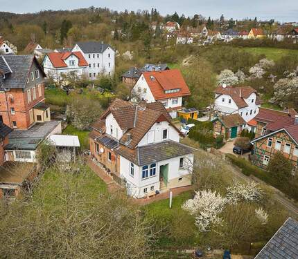 Luftansicht schräg - 5 Zimmer Mehrfamilienhaus, Wohnhaus zum Kaufen in Coburg
