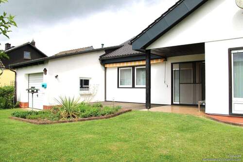 Außenansicht Haus - Gemütlicher Bungalow mit drei Garagen und herrlichem Garten Denkendorf Gelbelsee