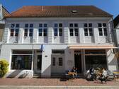 Zuwegung Reisebüro, Wohnbereich, Café - *** Gelegenheit *** Gepflegtes und teilsaniertes Wohn-, und Geschäftshaus im Zentrum von Glückstadt ***