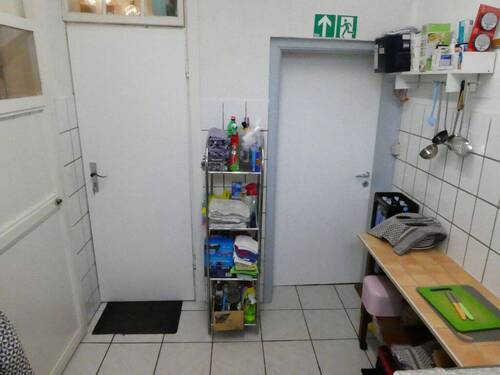 Zugang Küche und Treppenhaus zu Wohnräumen - 