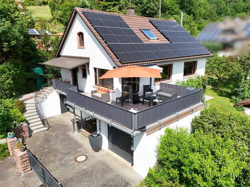 Hausansicht - Modernisiertes Familienhaus mit großer Sonnenterrasse und grünem Gartenparadies
