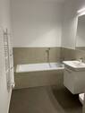  modernes Bad mit Wanne und Dusche - 