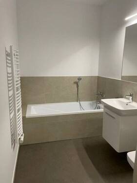  modernes Bad mit Wanne und Dusche - 