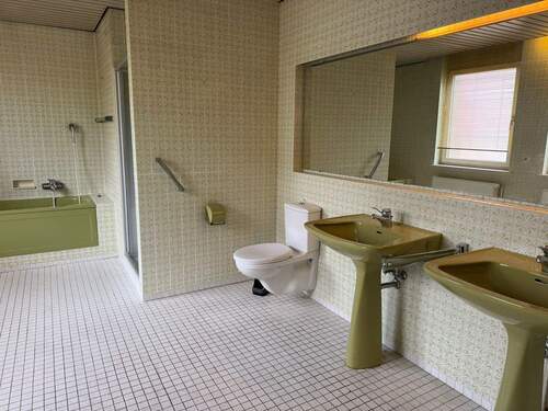 Bad mit Wanne und Dusche - 