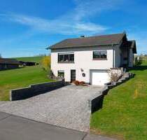 Ruhig gelegenes, freistehendes Einfamilienhaus + 2 zusätzliche Baugrundstücke, mit überdachter Terrasse, Garage und herrlicher Aussicht in Kopp