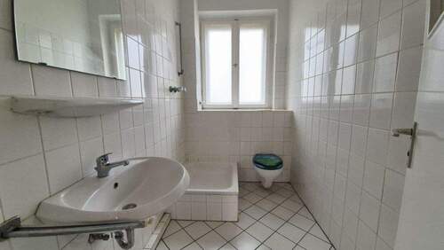 Duschbad mit Fenster - Etagenwohnung in Berlin zum Kaufen