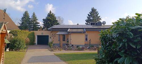 Hausansicht.jpg - Zeitlos modernes Wohnen auf einer Ebene mit zahlreichen Extras