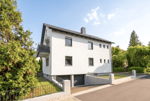 Haus Vorderansicht mit Balkon_2 - 6 Zimmer Mehrfamilienhaus, Wohnhaus zum Kaufen in Bad Neustadt an der Saale