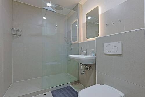 Modernes und hochwertiges Badezimmer - 2 Zimmer Etagenwohnung zur Miete in Renningen