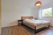Helles, gemütliches Schlafzimmer mit viel Stauraum - 