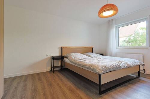 Helles, gemütliches Schlafzimmer mit viel Stauraum - 