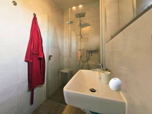 Modernes Duschbad mit klarer Linienführung - 