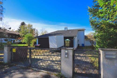 Zufahrt und Frontansicht - 