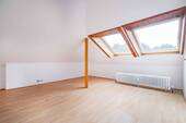 ...mit 2 Dachflächenfenster - 