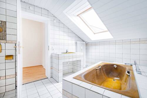 Tageslichtbad mit Badewanne... - 