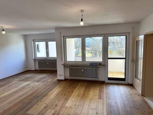 Wohnen und Essen - Großzügige und helle 3,5-Zimmer-Wohnung mit Südbalkon und PKW-Garage in ruhiger und beliebter Lage von Hemhofen