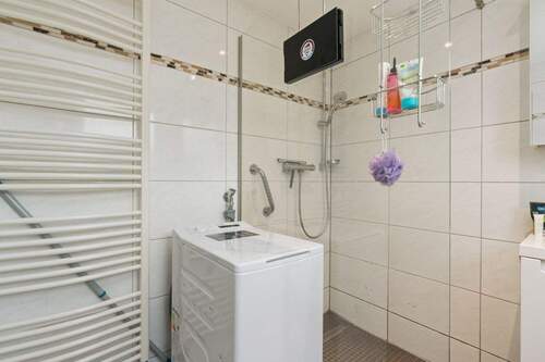 ... mit bodengleicher Dusche - 