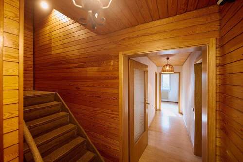 Treppenhaus und Flur Erdgeschoss - 