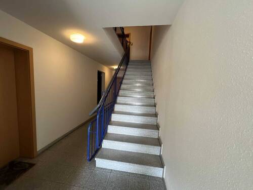 Im Treppenhaus - Etagenwohnung mit 72,00 m² in Dresden zum Kaufen