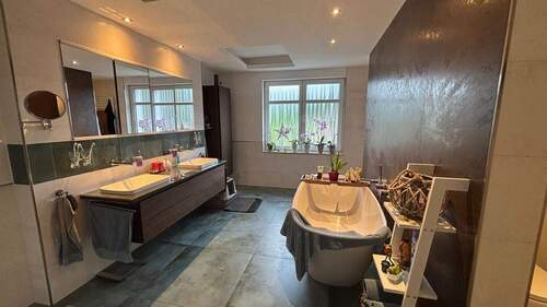 1. OG Bad - 5 Zimmer Etagenwohnung in Leipzig