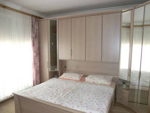 5a Schlafzi. mit Einbaumöbeln.JPG - 