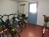 13 Fahrradkeller 2 mit Hinterausgang.JPG - 