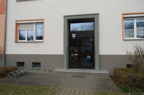 2 Hauseingang.JPG - 3 Zimmer Etagenwohnung in Hoyerswerda