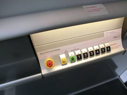 01d Bedienpult im Aufzug.JPG - 