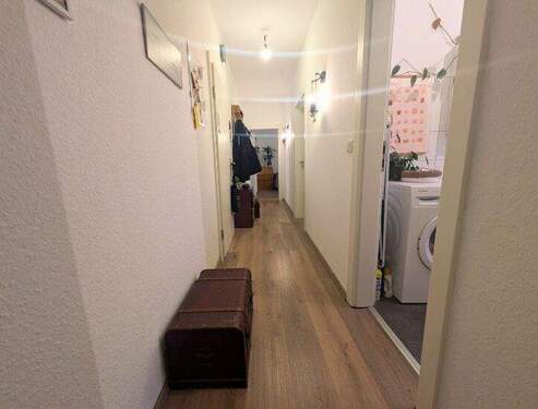 Freundlicher Eingangsbereich mit klarer Linie - 