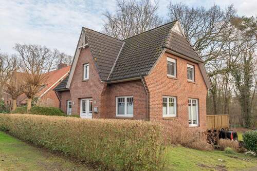 Seitenansicht - Attraktives Einfamilienhaus im Friesenstil mit großem Garten - Ideal für Familien