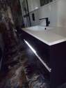 Modernes Waschbecken mit indirekter Beleuchtung - 