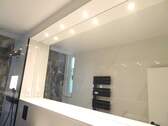 Stilvoller Badspiegel mit hochwertigen Downlights - 