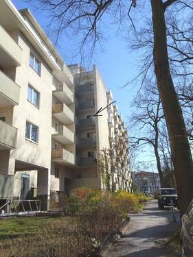 Außenansicht mit Pfeil auf die große Loggia der WE - Terrassenwohnung mit 79,10 m&sup2; in Berlin zum Kaufen