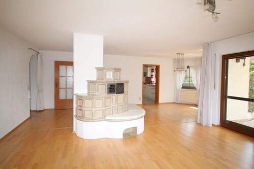 Wohnzimmer mit Kachelofen (EG) - 