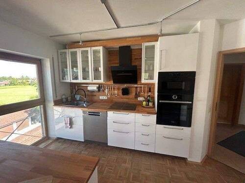 Helle Einbauküche mit Fenster.jpg - 