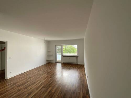 Wohnzimmer mit Balkon - 