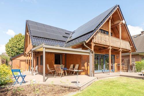 Gartenansicht - Holzharmonie- wo Technik, Natur und Familie eins werden