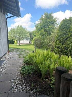 Blick in den Garten zum Gartenhaus.jpg - 
