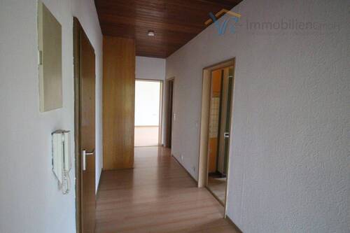 Flur - Solide 3 Zimmerwohnung in Bischofsheim zu vermieten